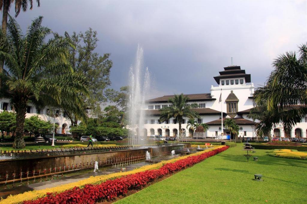 U Village Hotel And Villa Bandung Exterior foto
